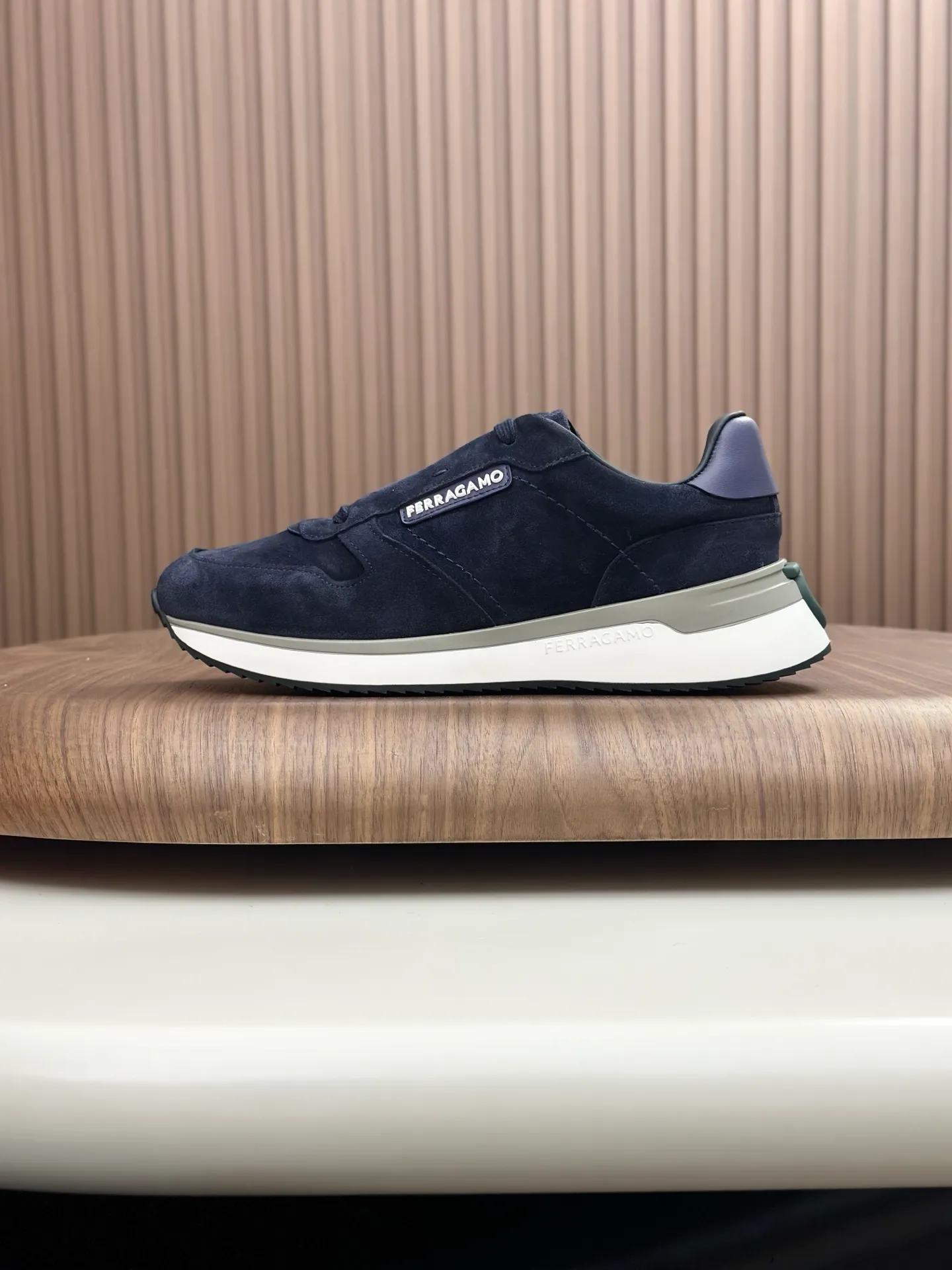 [Ferragamo] Top P: 820💰 Number of yards: 39~44 (38.45 custom-made, non-refundable) Top purchasing agent 🇮🇹 Ferragamo men's casual shoes series, the counter sells the original configuration at the same time, Italian imported cowhide fabric, high-quality splicing technology, imported water-dyed cow lining , Soles: Original foam soles are specially provided by the original factory, and the original factory follows the order. 🔍High quality can be entered and exited the counter at will. Welcome to compare and synchronize with the counter.